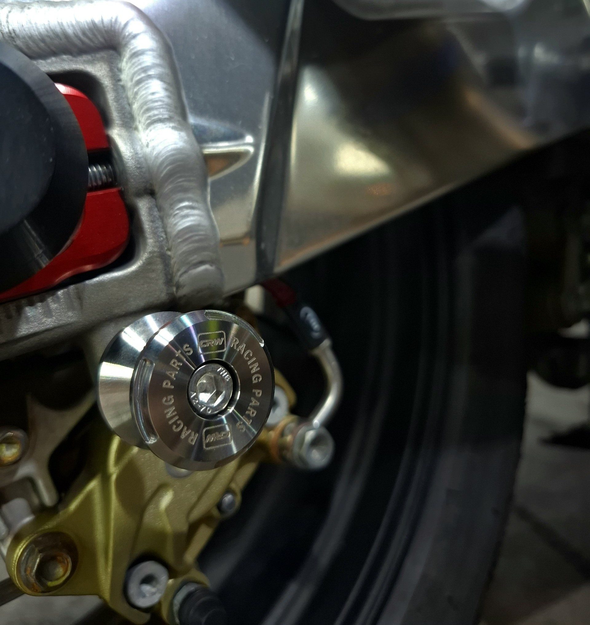 Anodized paddock spool finish detail