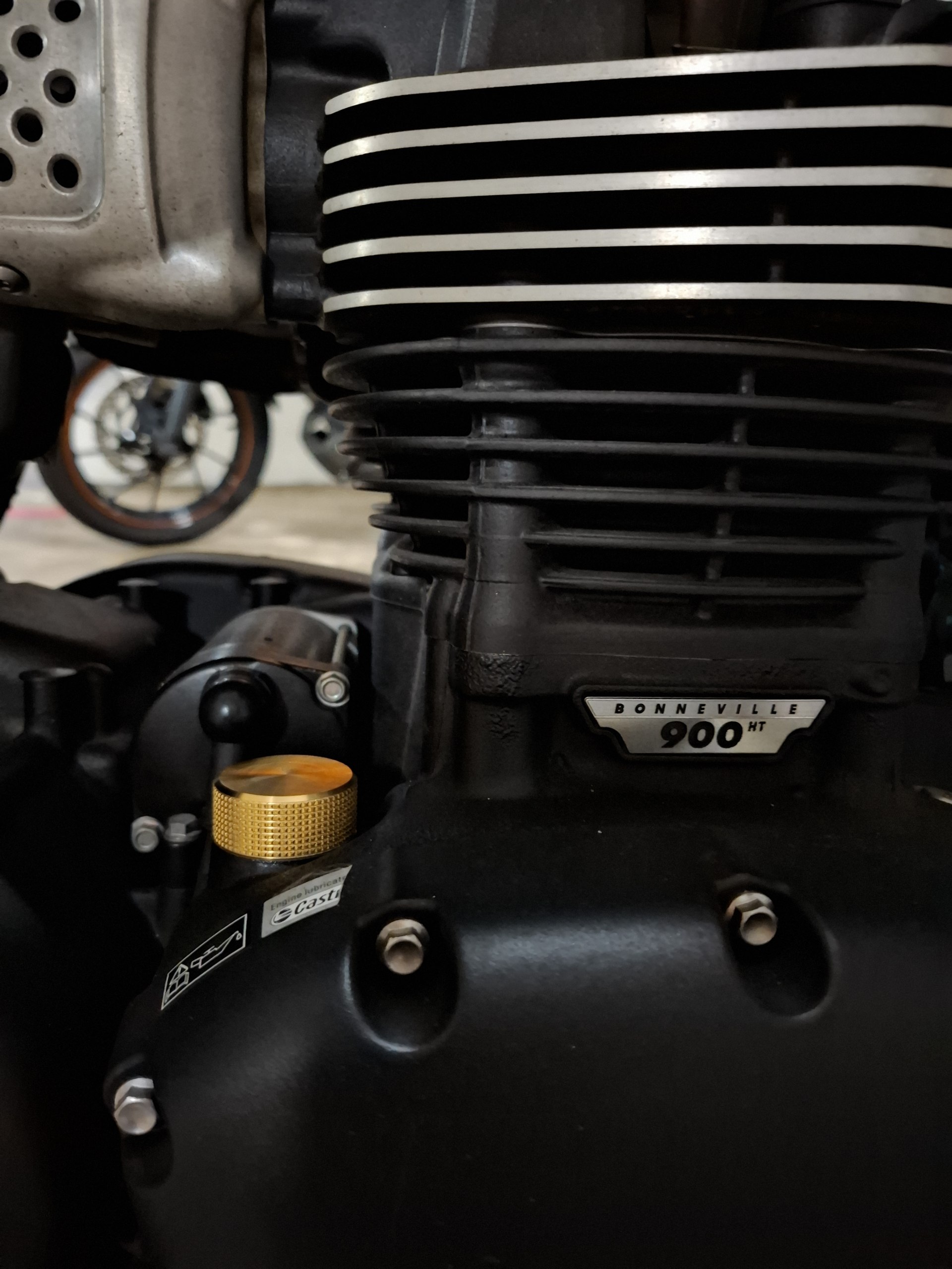 Classic-style motorcycle with CRW hardware